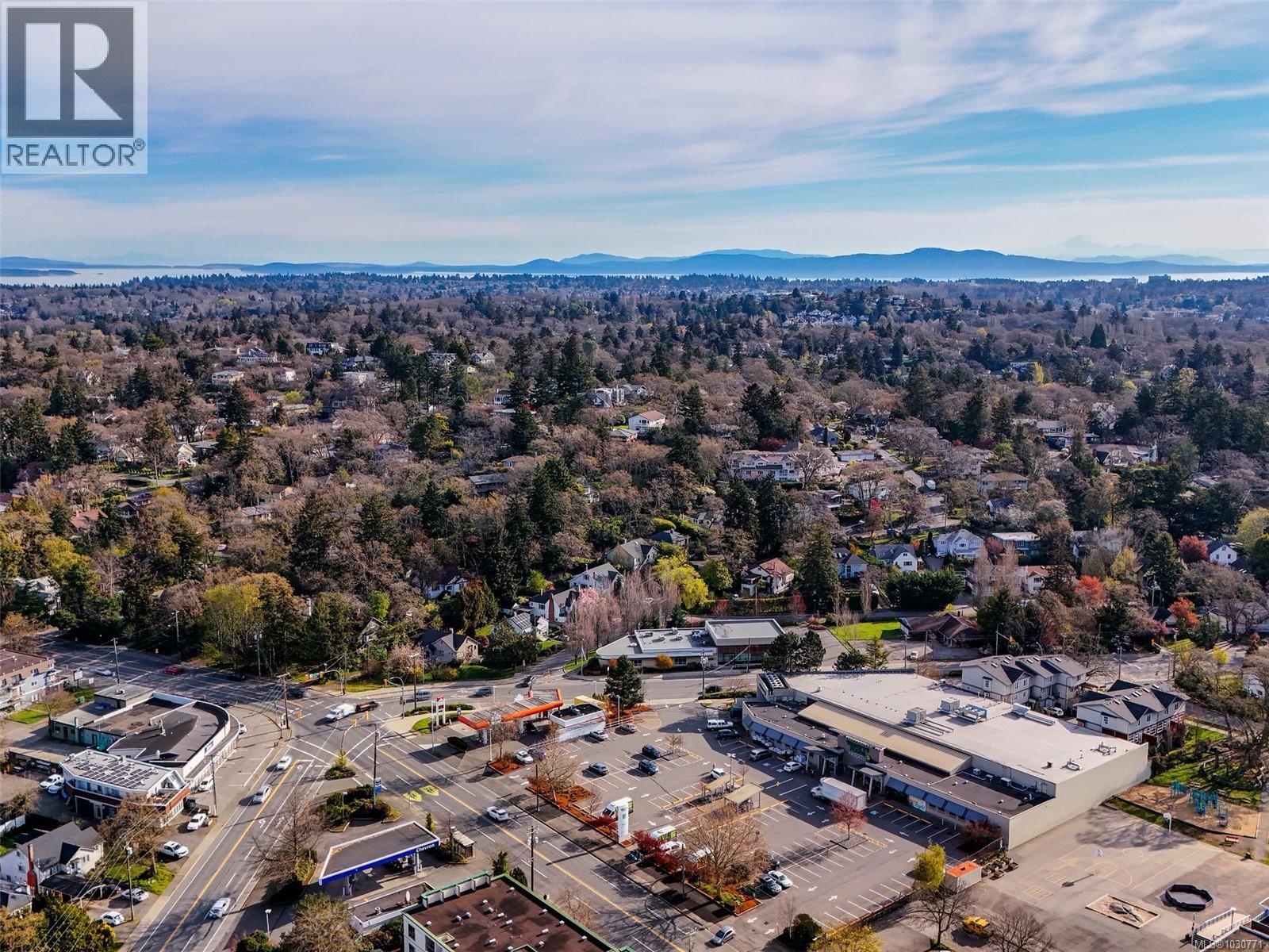 201 991 Cloverdale Avenue, Saanich