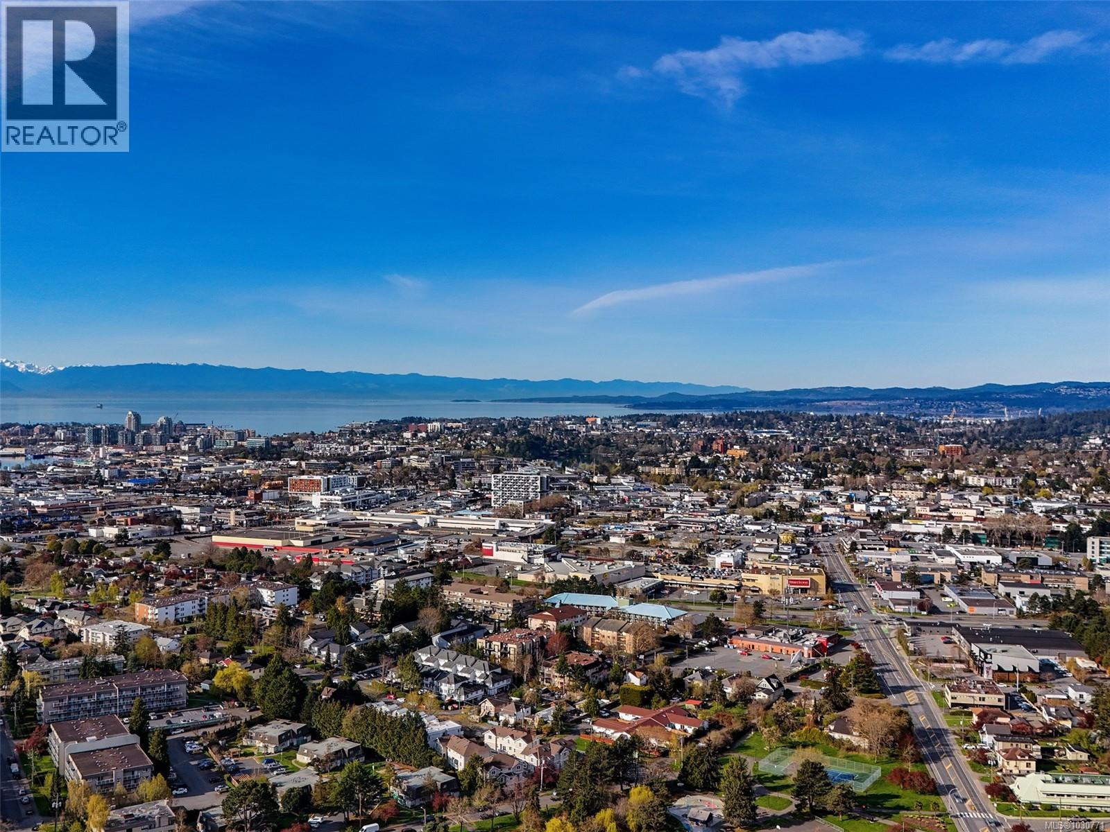 201 991 Cloverdale Avenue, Saanich