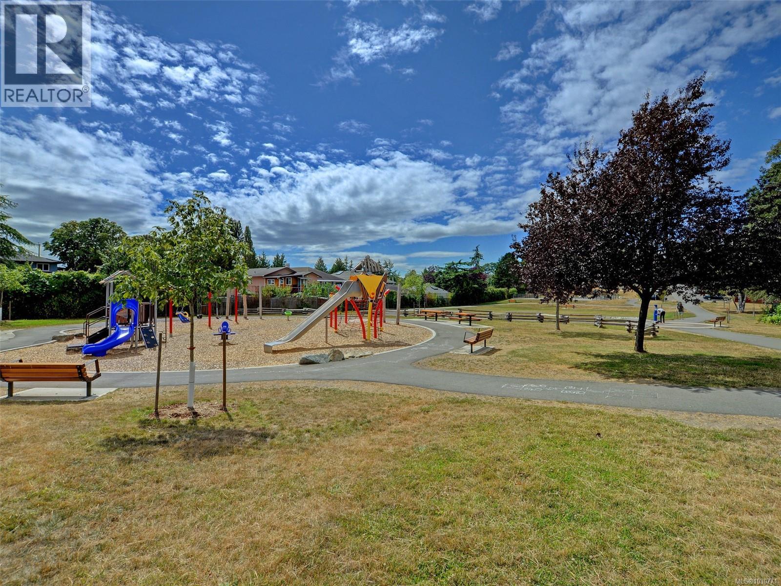 201 991 Cloverdale Avenue, Saanich