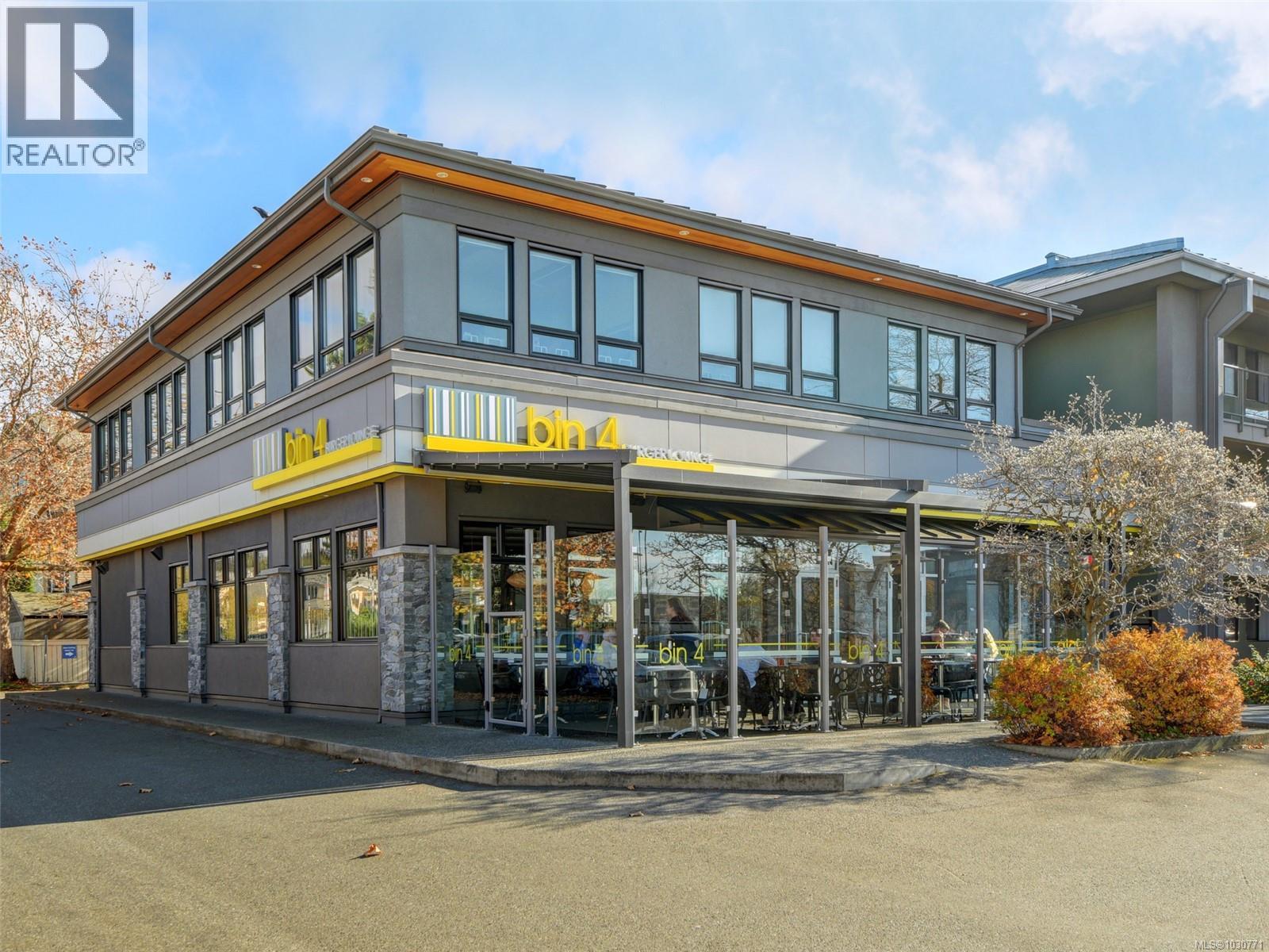 201 991 Cloverdale Avenue, Saanich