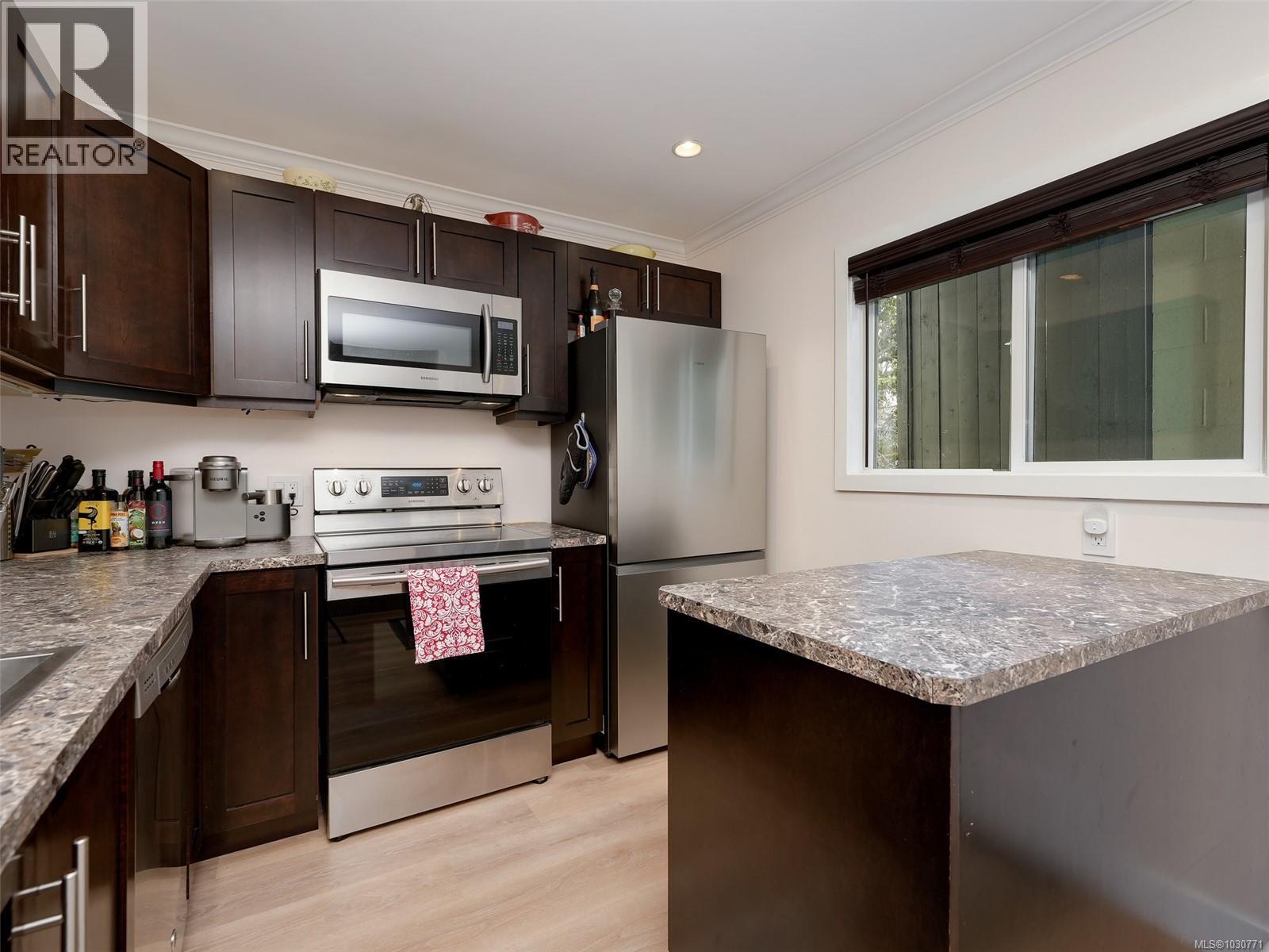 201 991 Cloverdale Avenue, Saanich