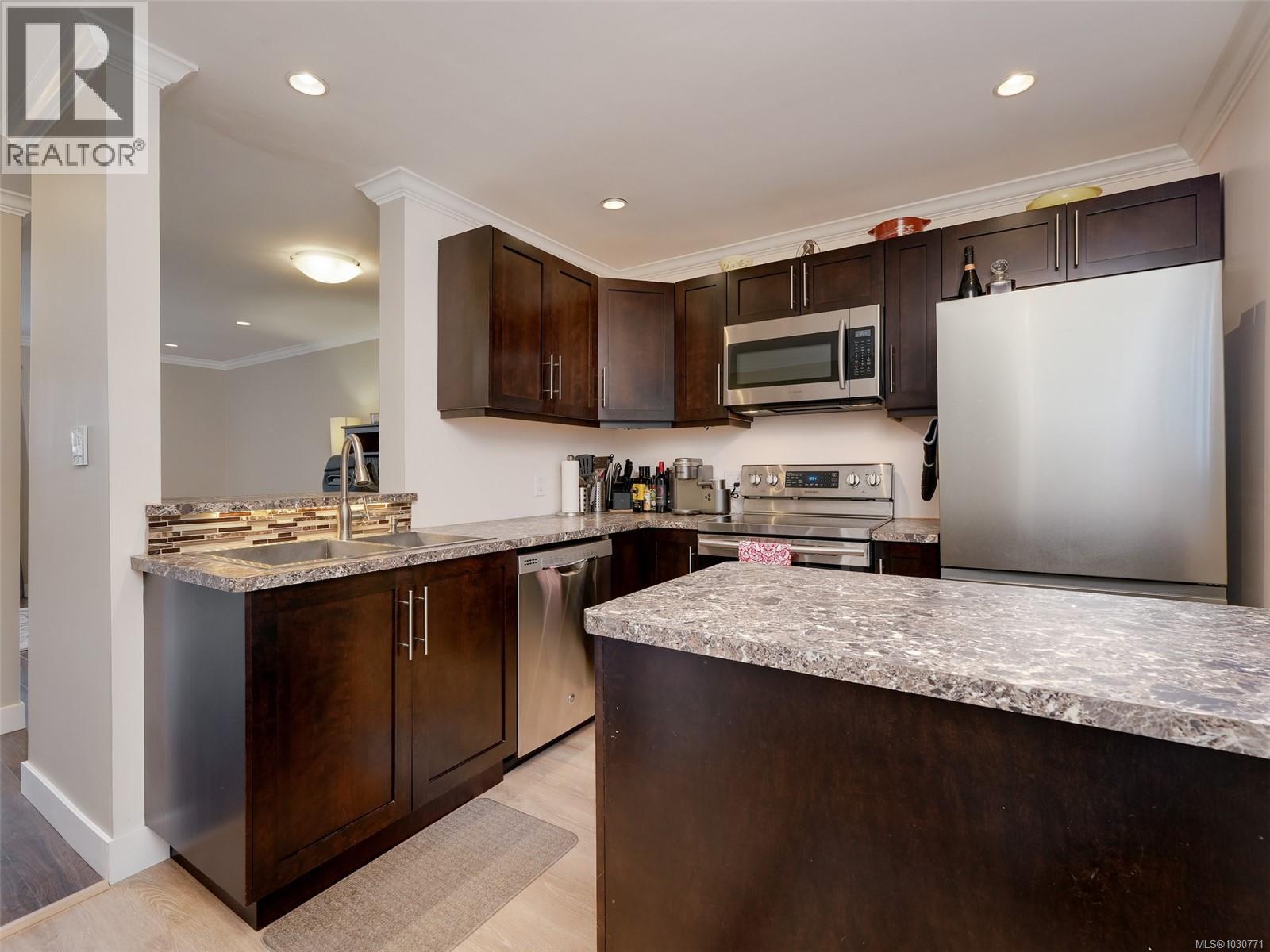 201 991 Cloverdale Avenue, Saanich