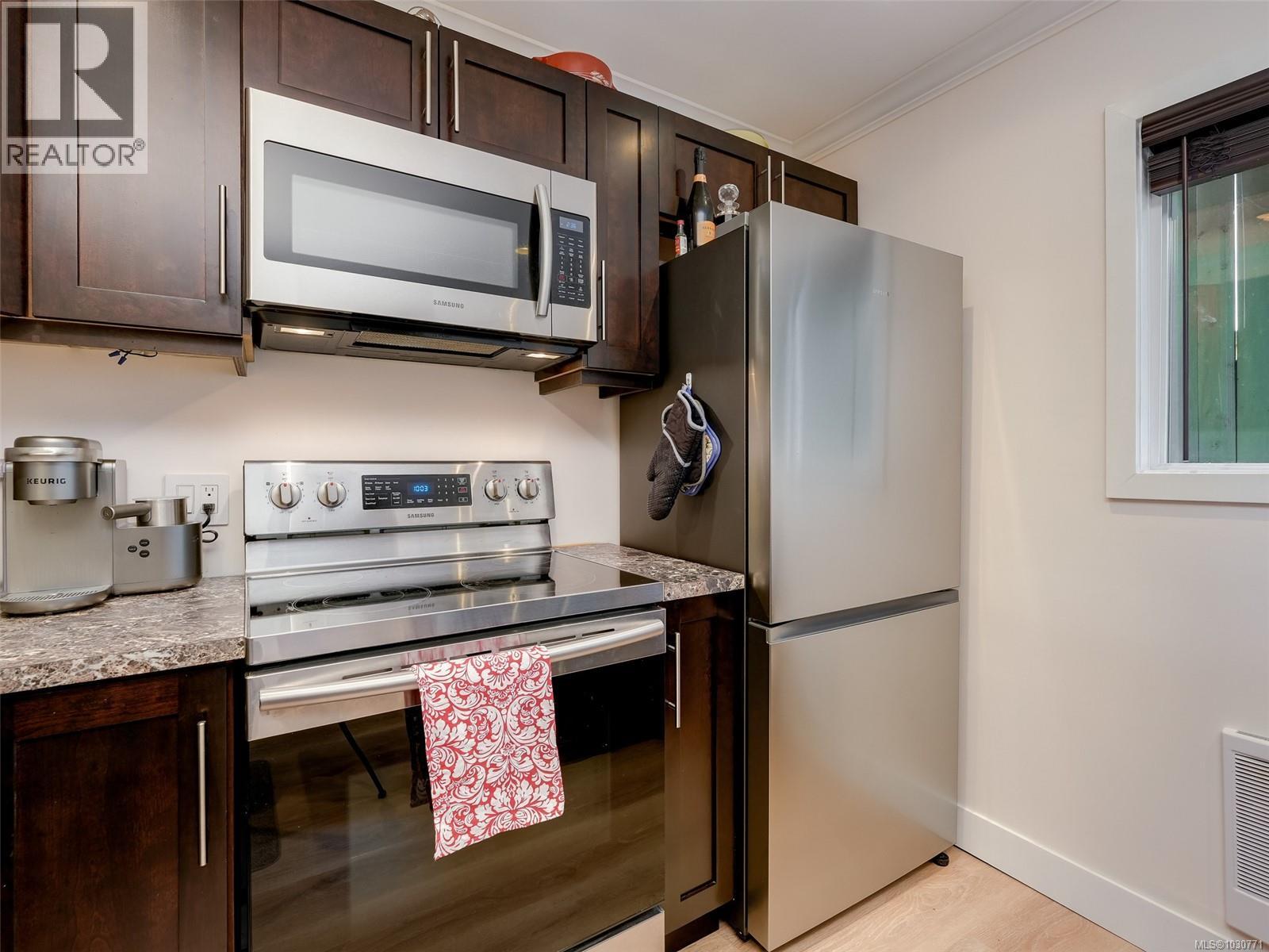 201 991 Cloverdale Avenue, Saanich