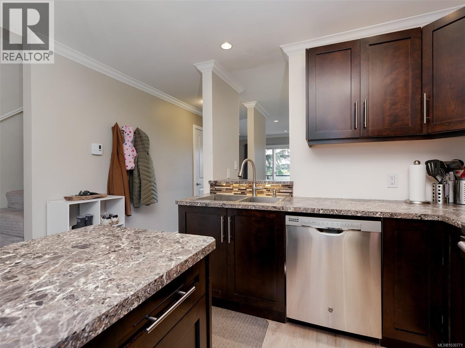 201 991 Cloverdale Avenue, Saanich