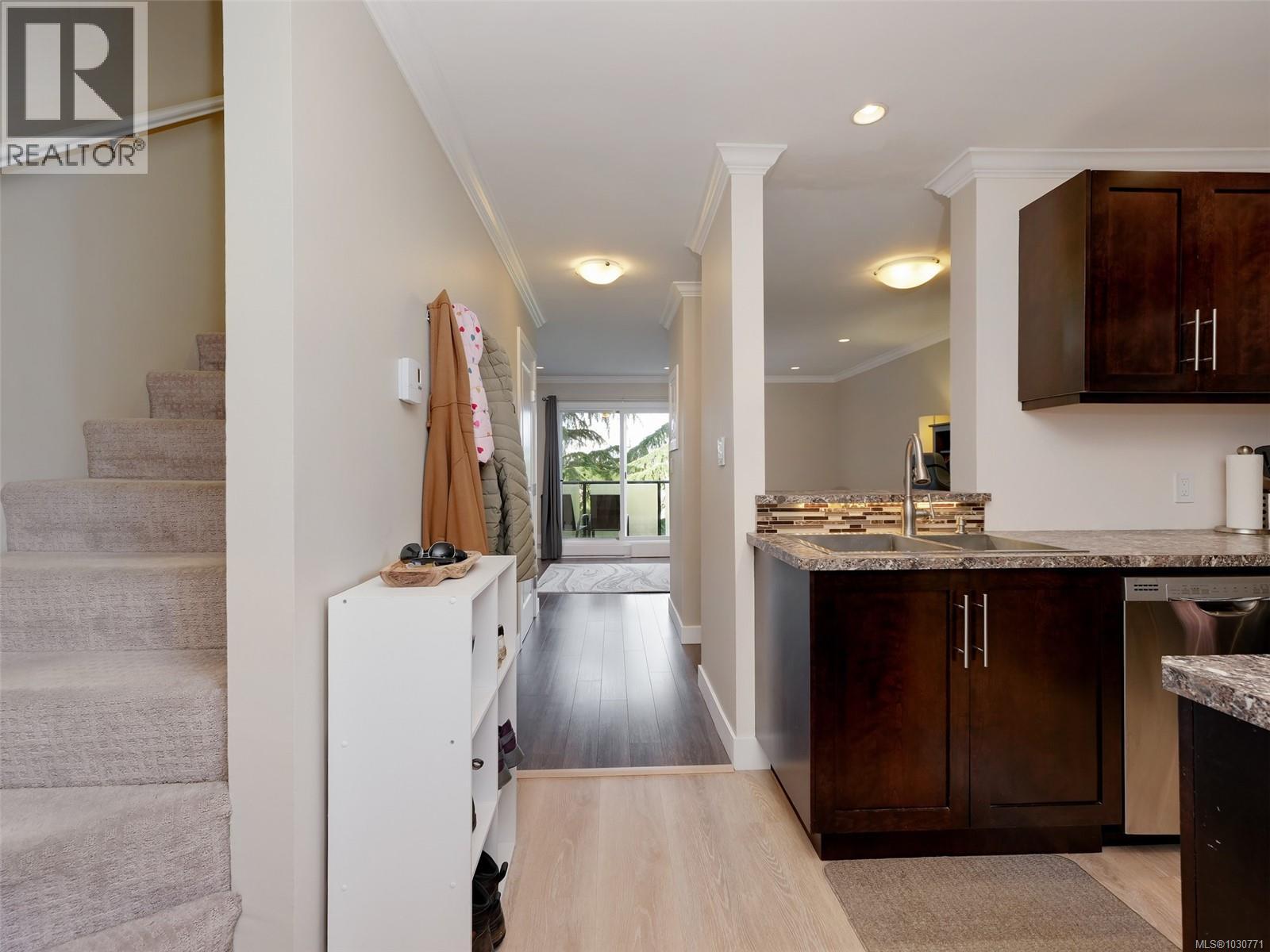 201 991 Cloverdale Avenue, Saanich