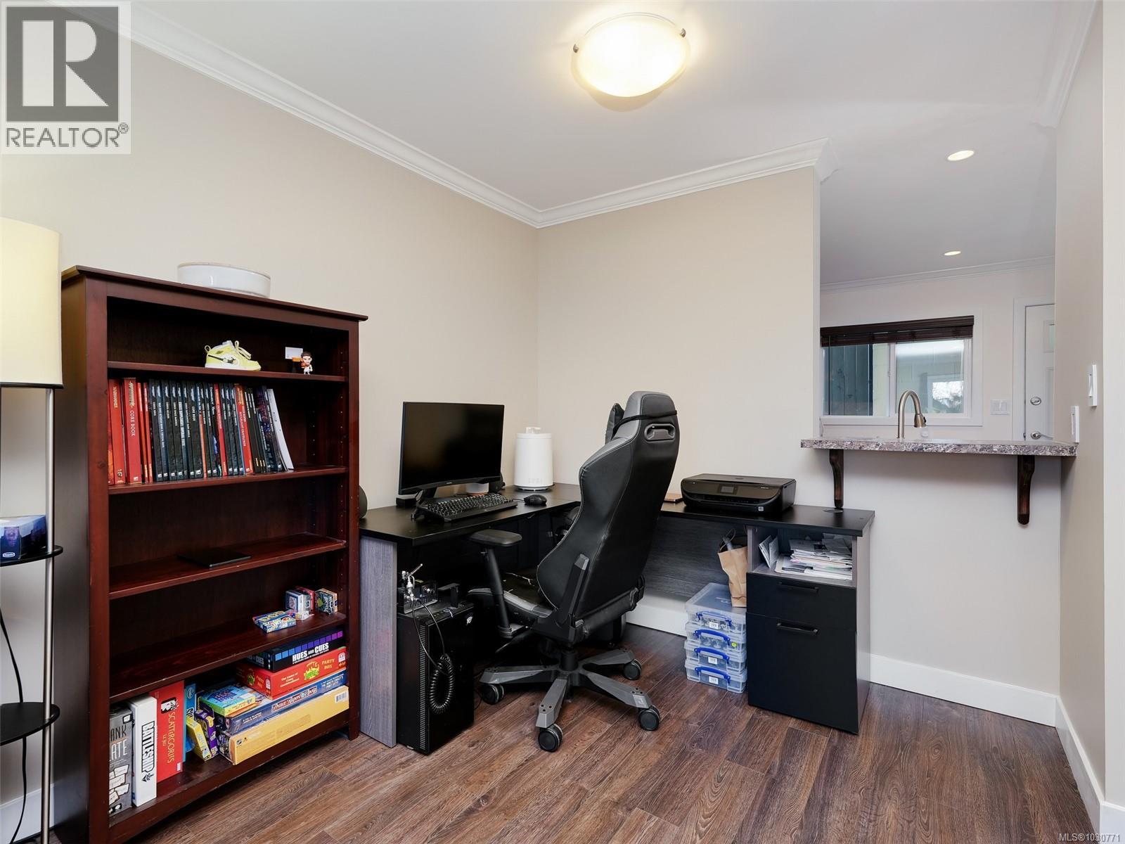 201 991 Cloverdale Avenue, Saanich