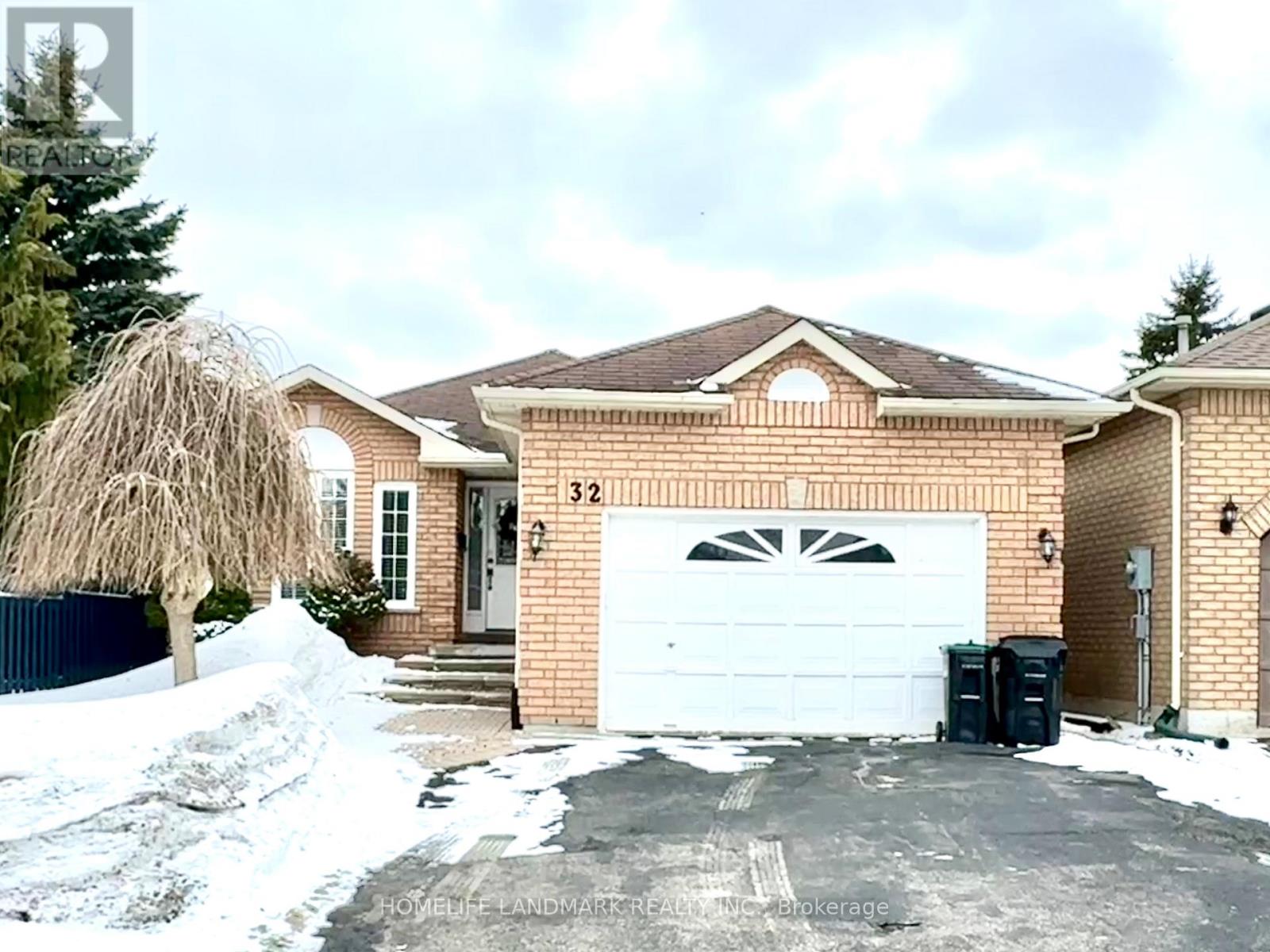 32 SIMMONS CRESCENT - 1