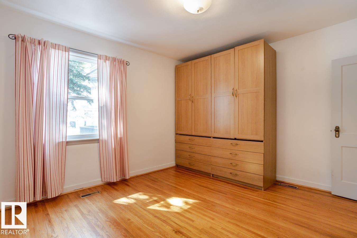 8736 76 AV NW, Edmonton