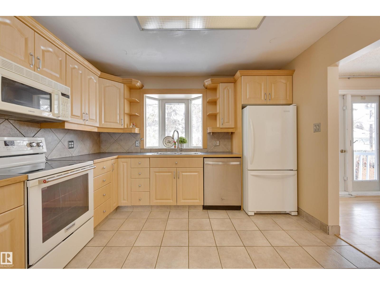 15914 92A AV NW, Edmonton