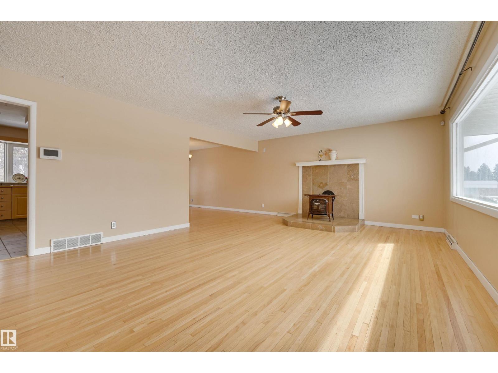 15914 92A AV NW, Edmonton