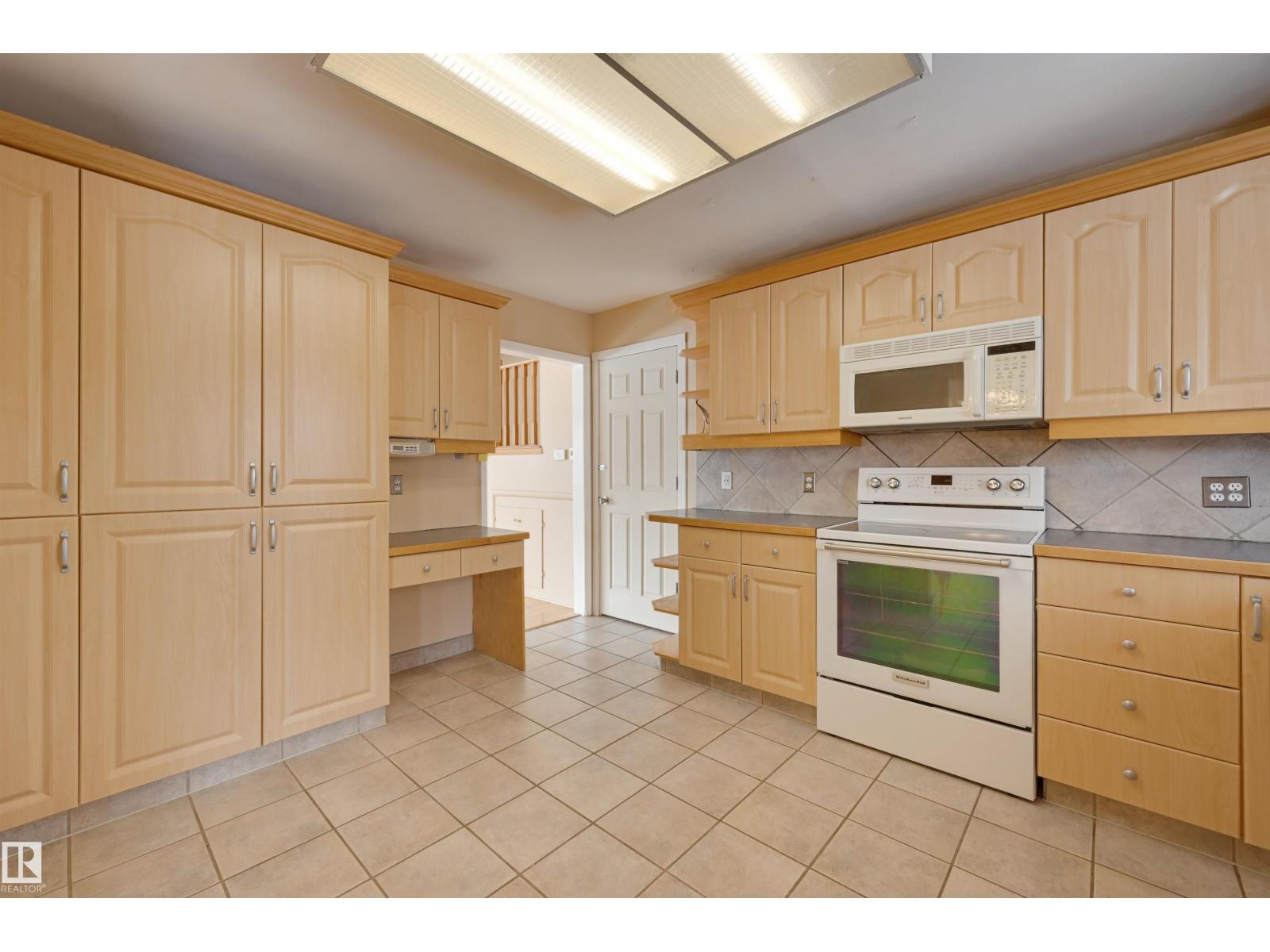 15914 92A AV NW, Edmonton