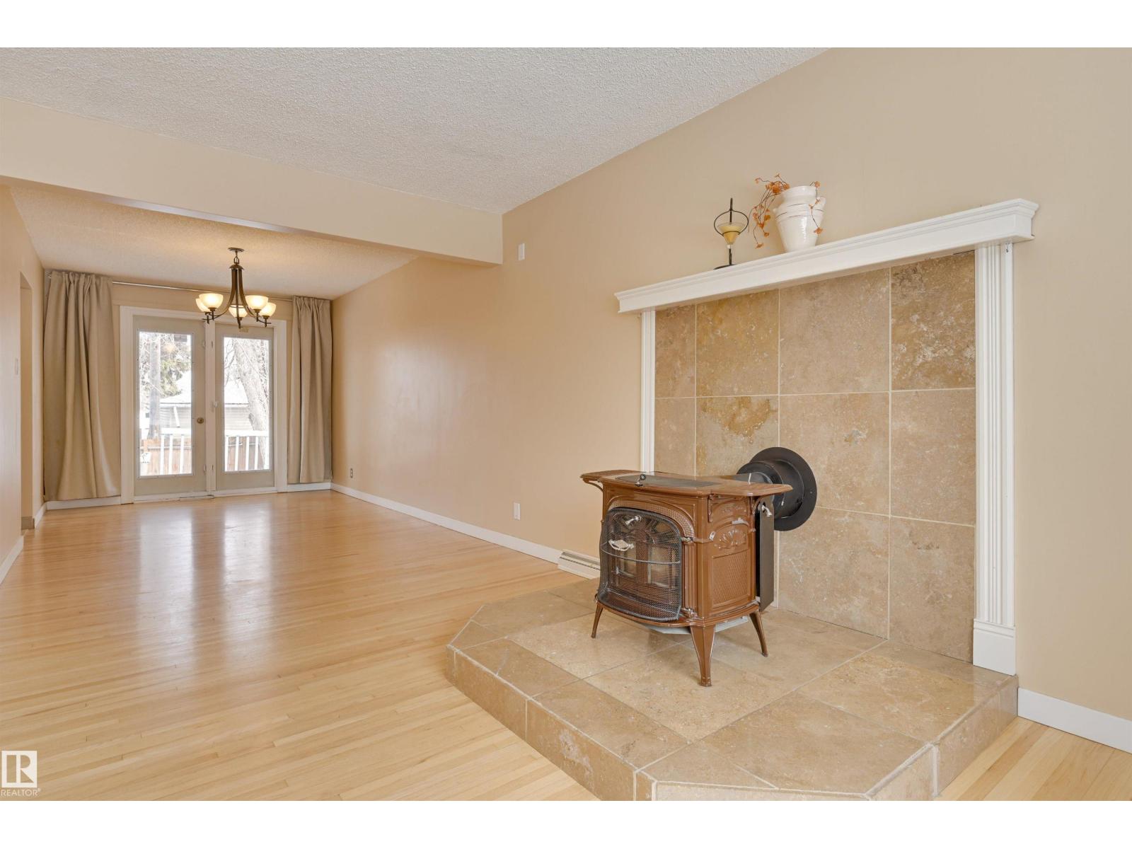 15914 92A AV NW, Edmonton