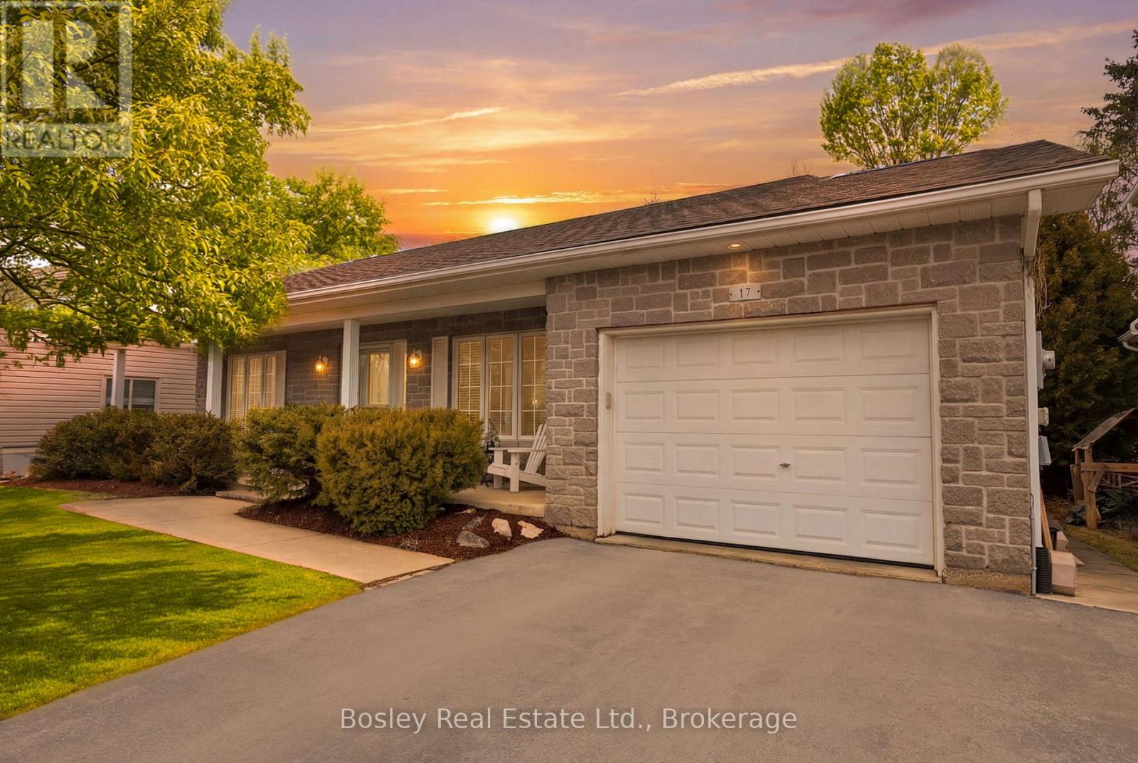 17 RIDGE CREEK DRIVE W