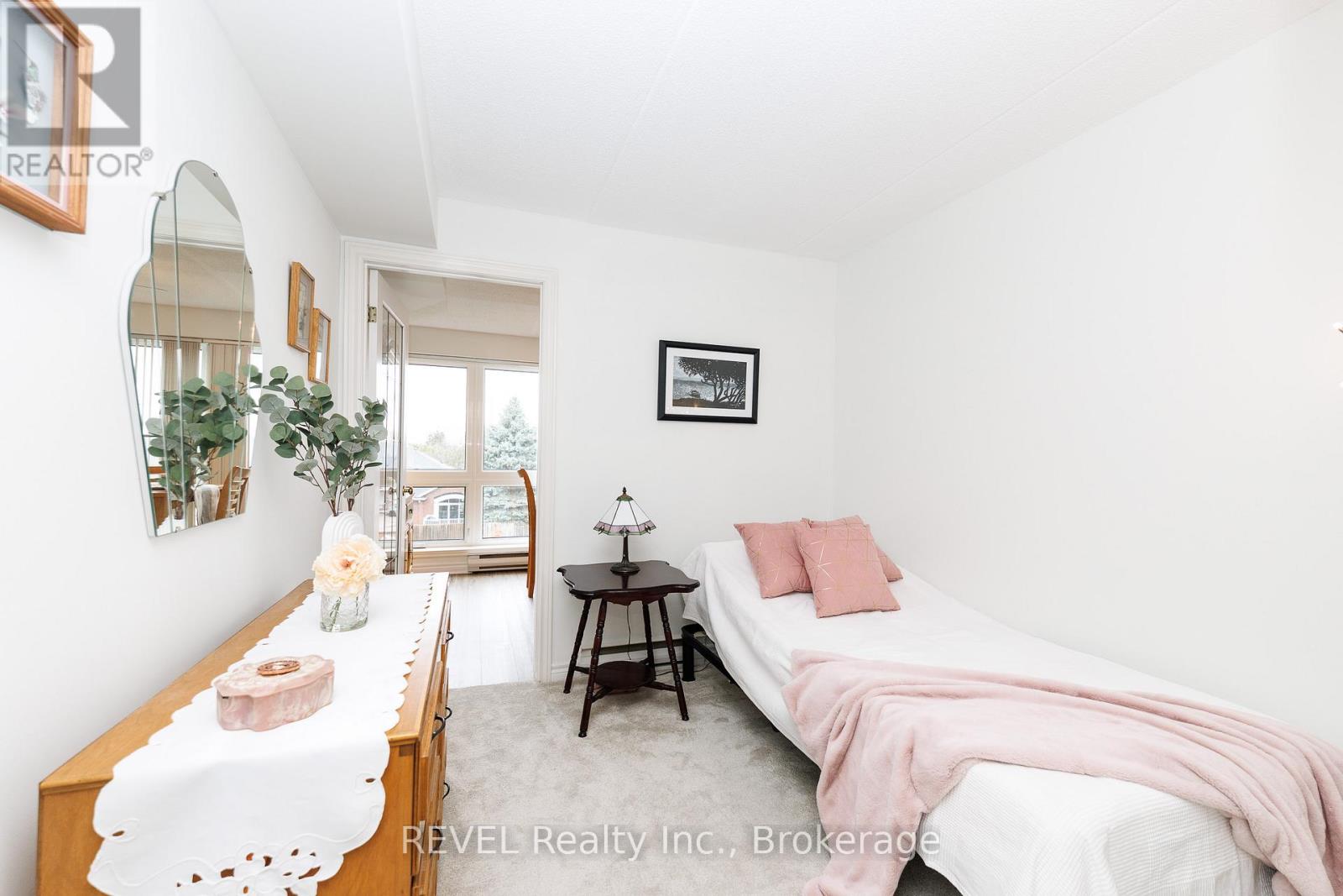 #301 3364 MONTROSE ROAD - 13