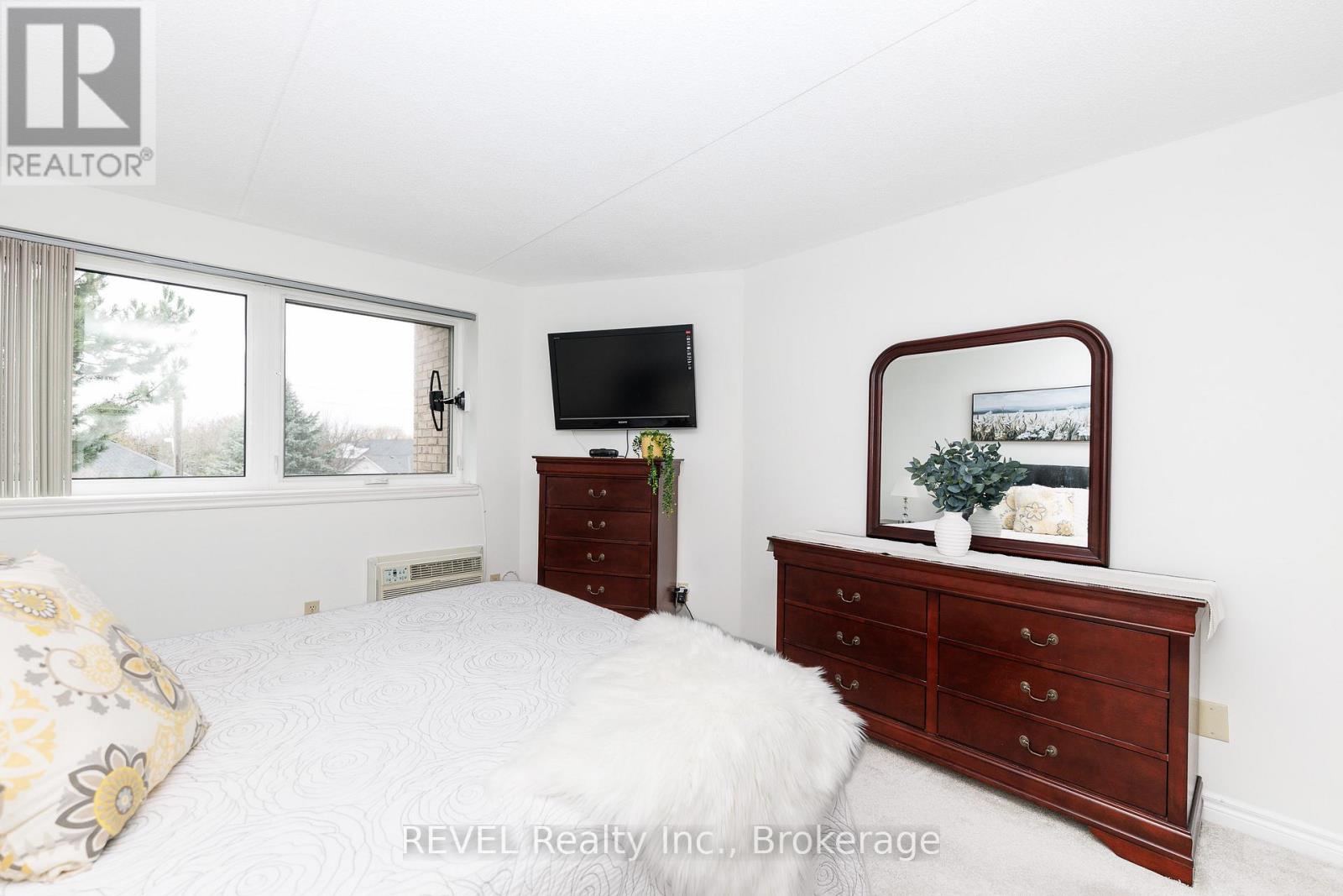 #301 3364 MONTROSE ROAD - 19