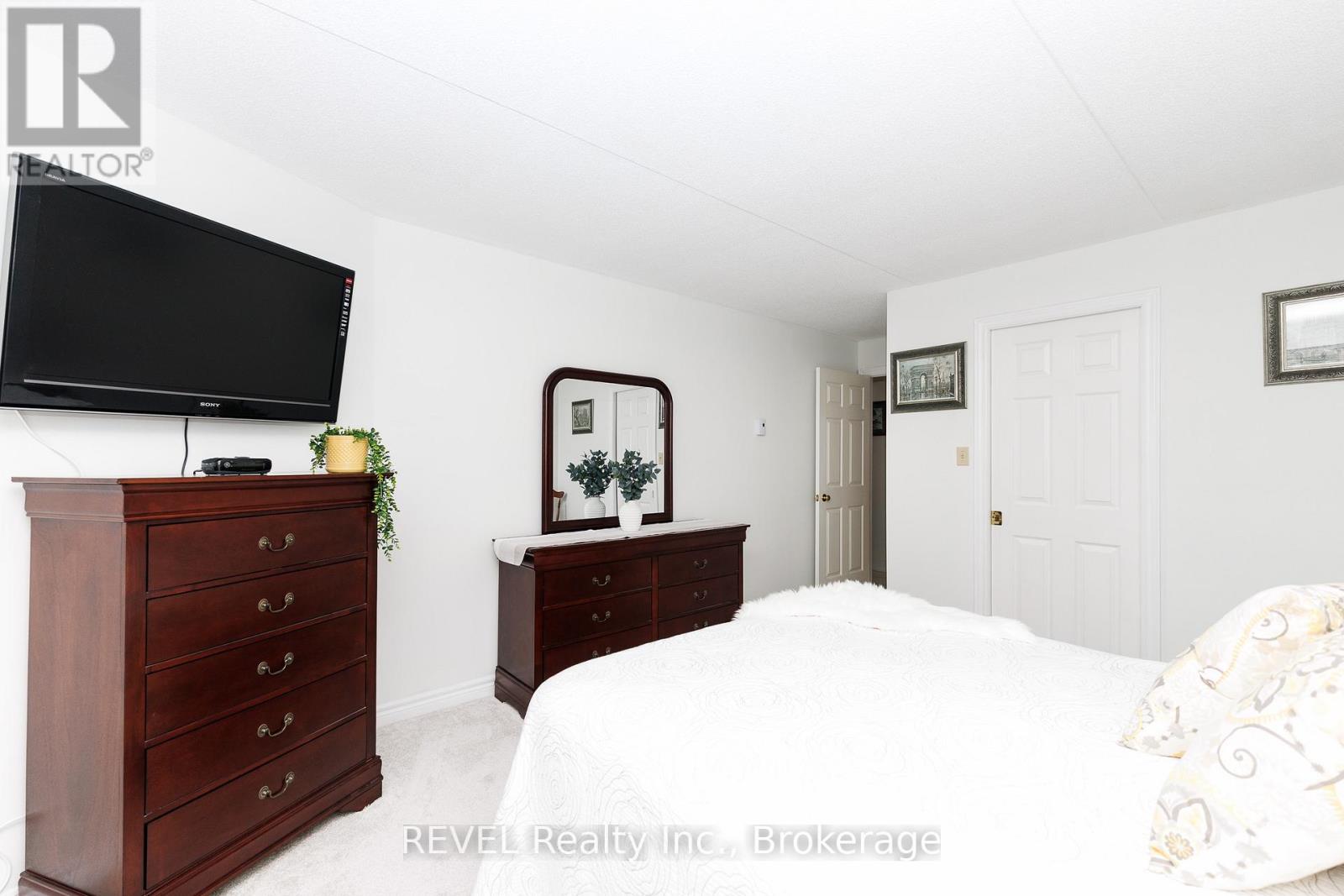 #301 3364 MONTROSE ROAD - 20