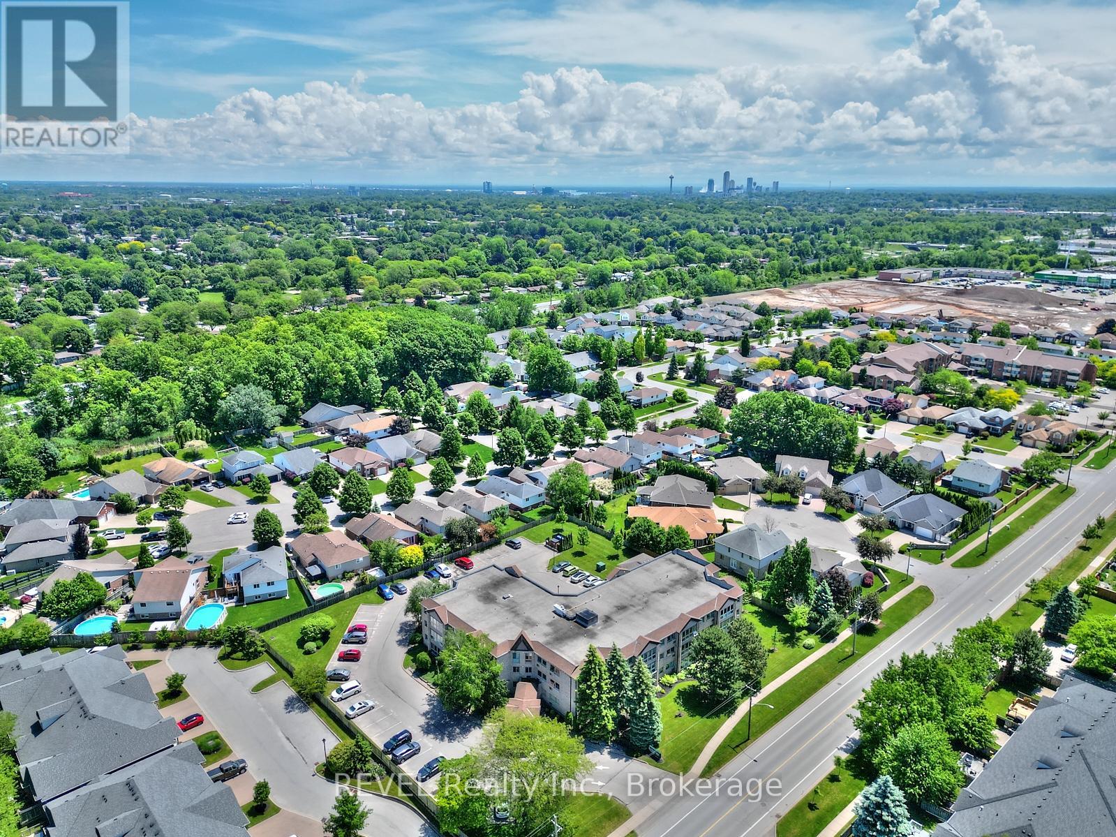 #301 3364 MONTROSE ROAD - 30
