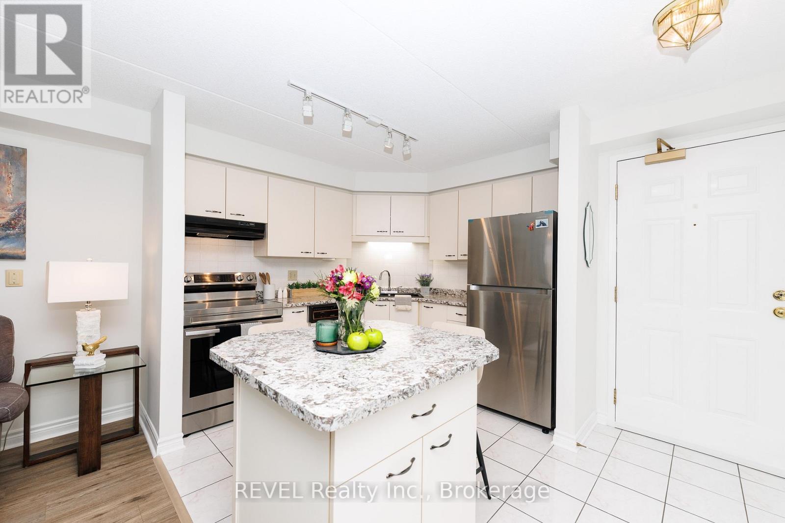 #301 3364 MONTROSE ROAD - 6