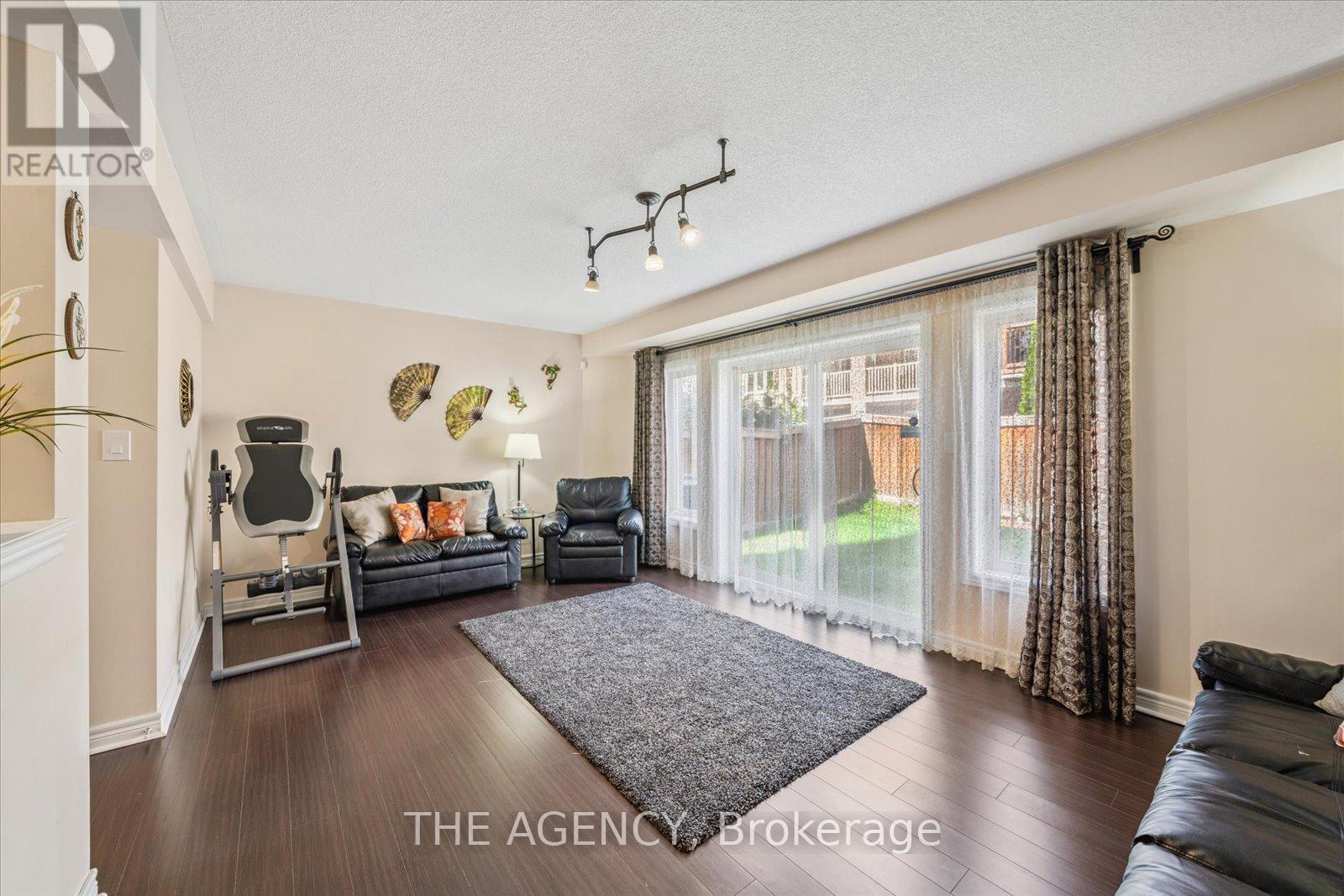 32 TIMNA CRESCENT - 27
