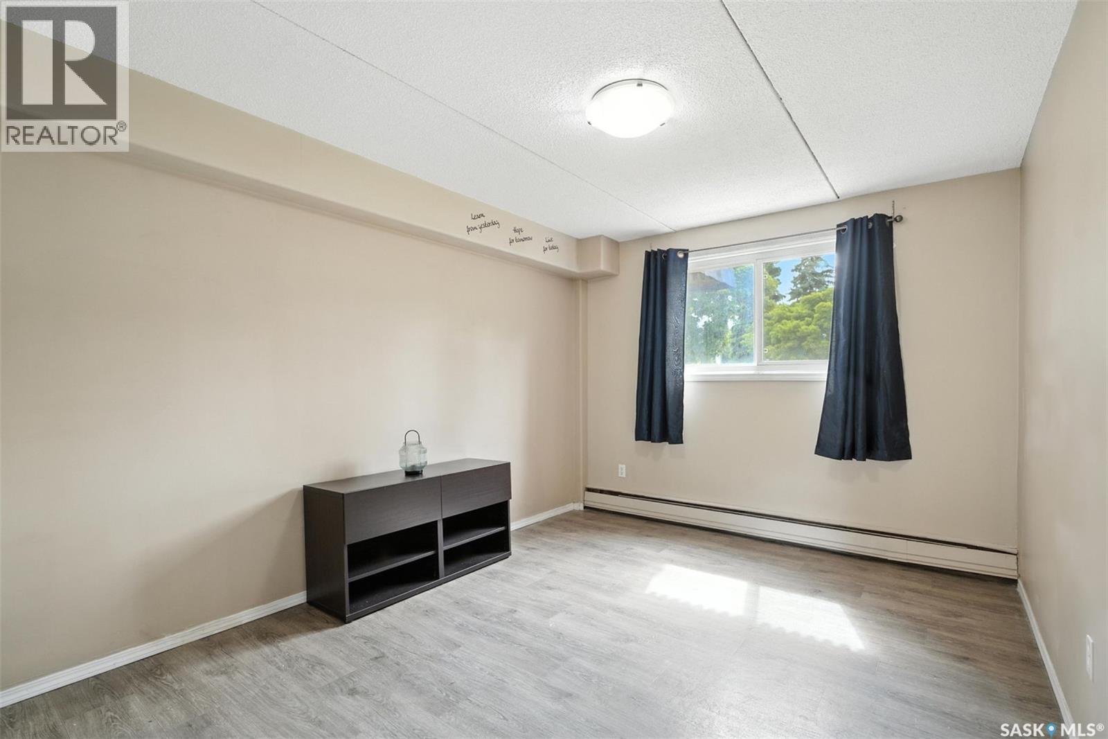 #15 20 ASSINIBOINE DRIVE - 10