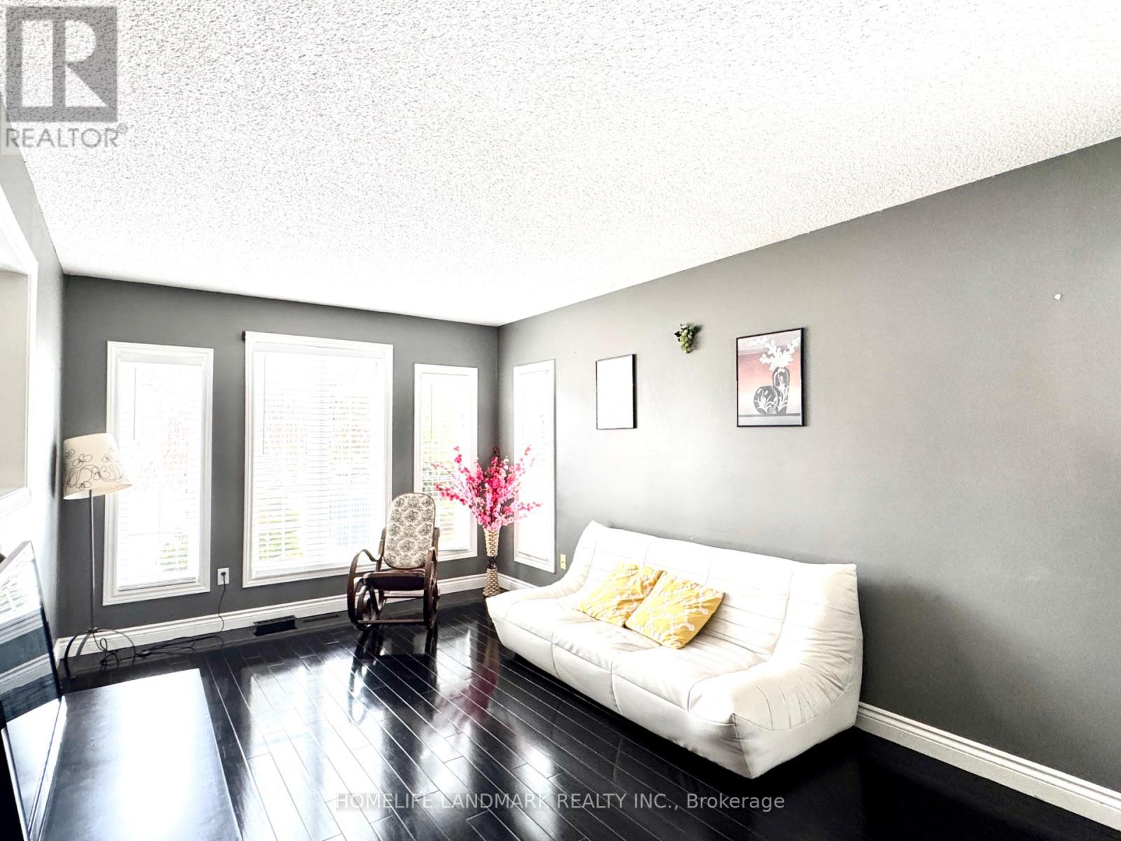 32 SIMMONS CRESCENT - 16