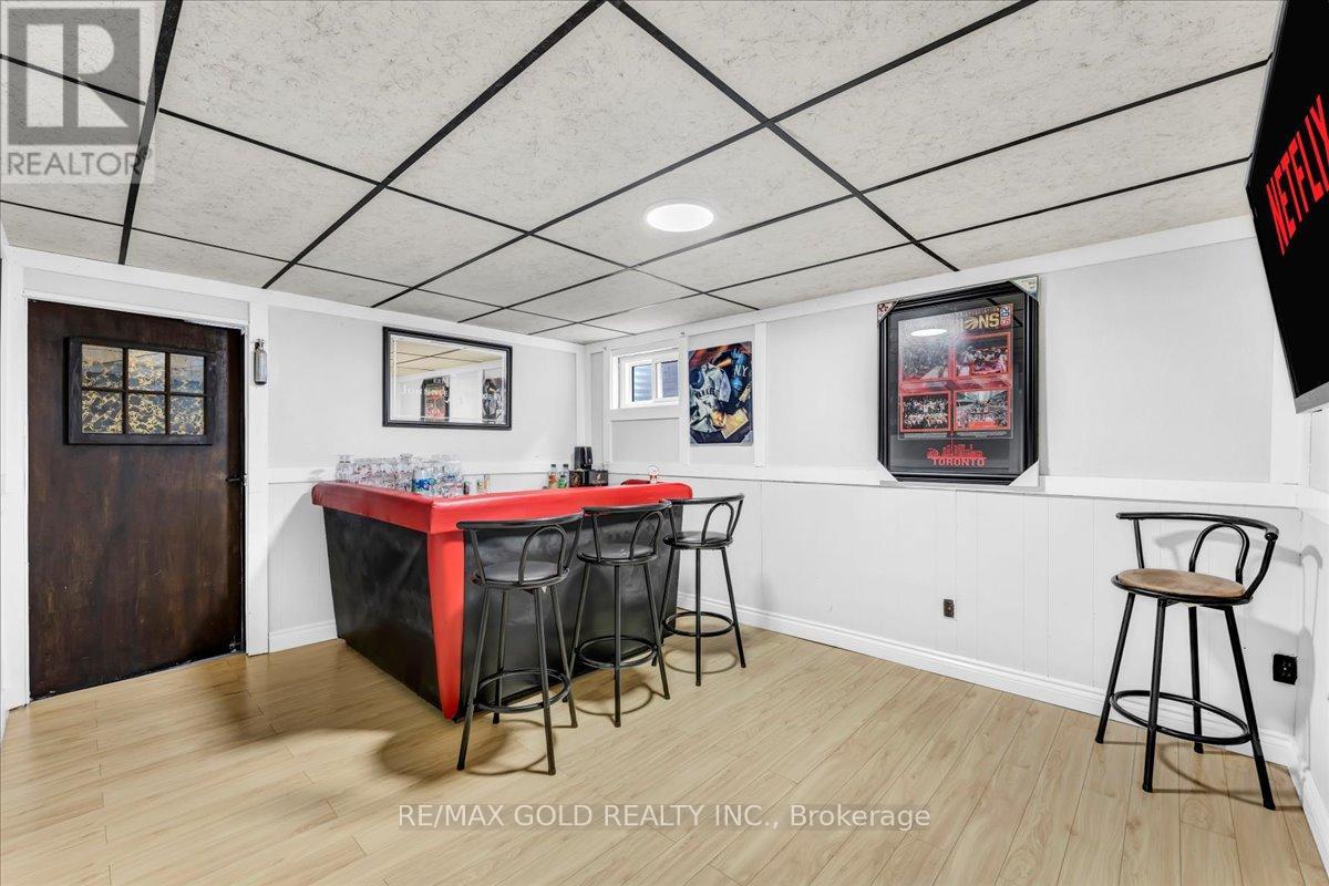 53 DORCHESTER DRIVE - 32