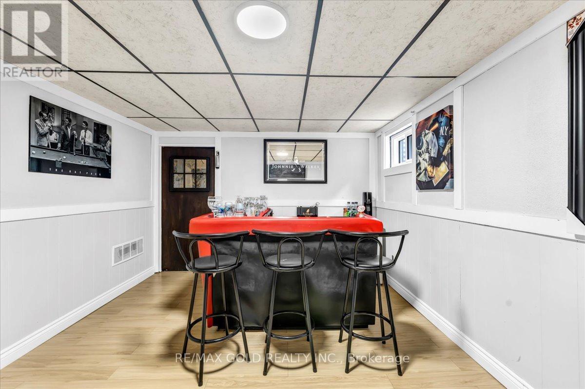 53 DORCHESTER DRIVE - 33