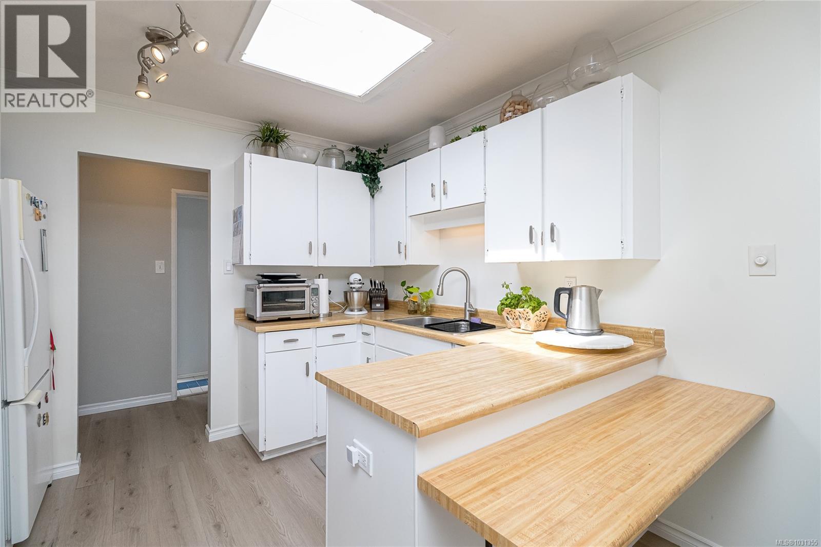 8 1331 Johnson St, Victoria