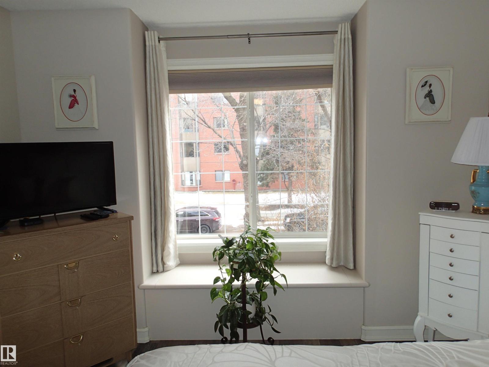 #206 10208 120 ST NW, Edmonton