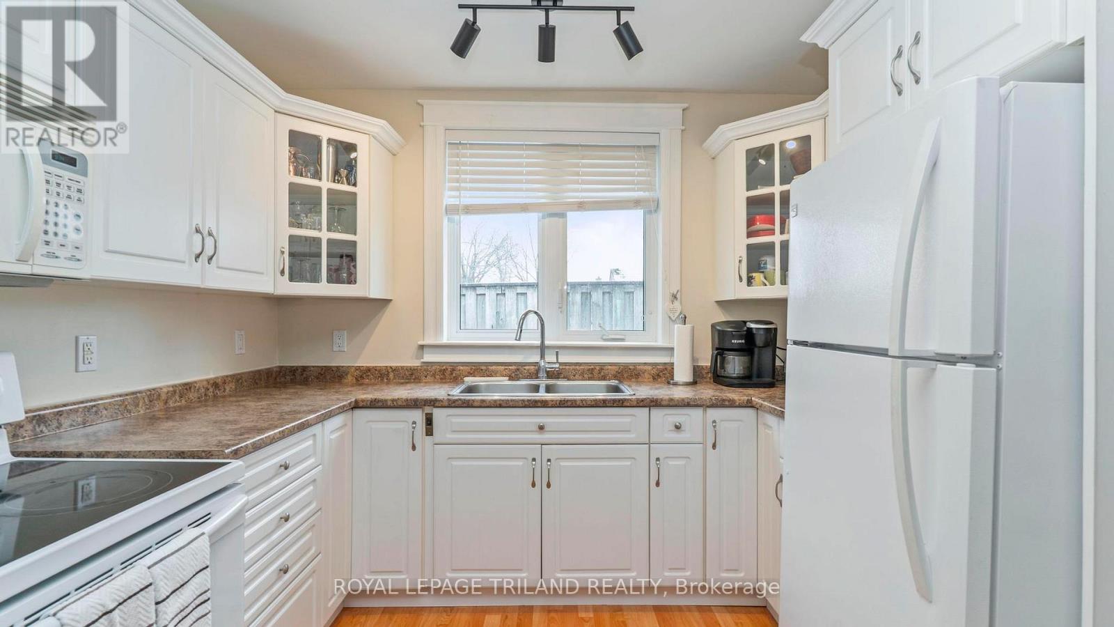 114 ELMWOOD AVENUE E Property Photo