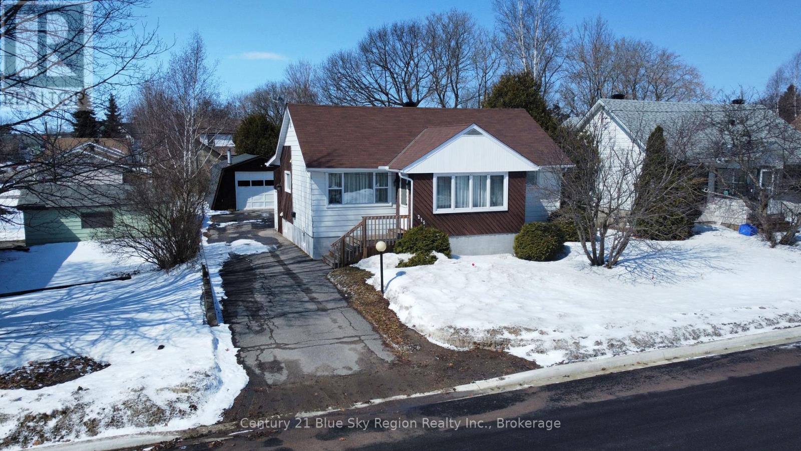 215 PRINCESS STREET W