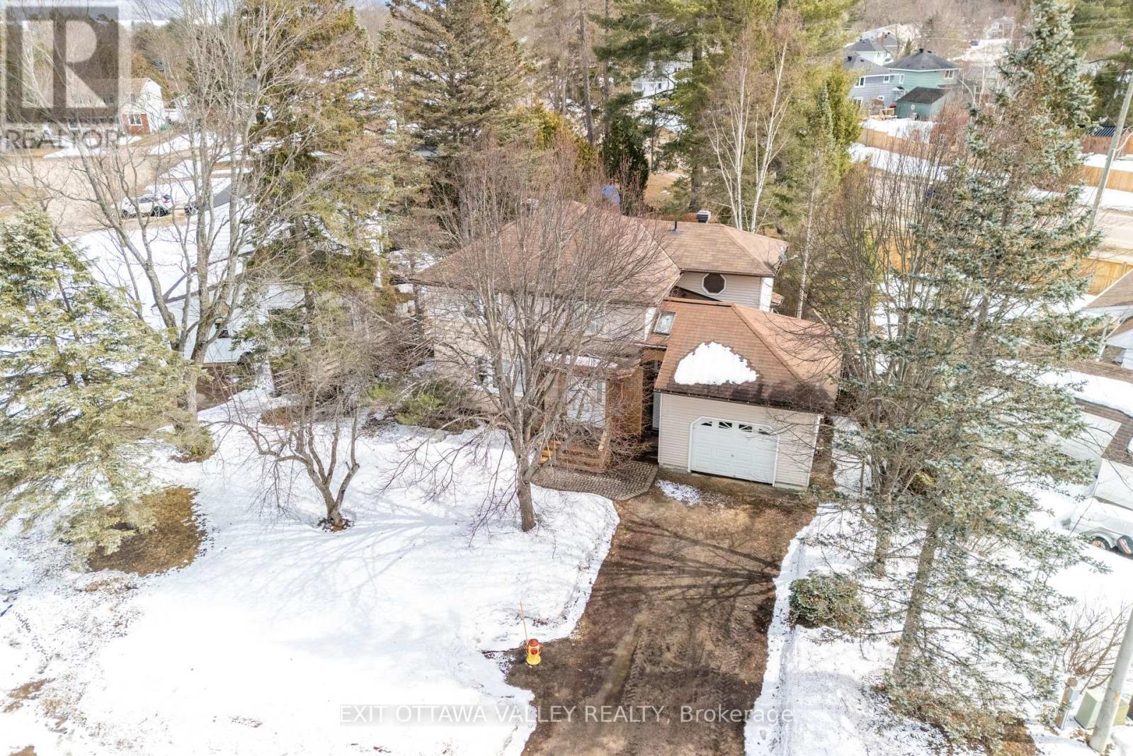 22 CABOT PLACE — photo 35