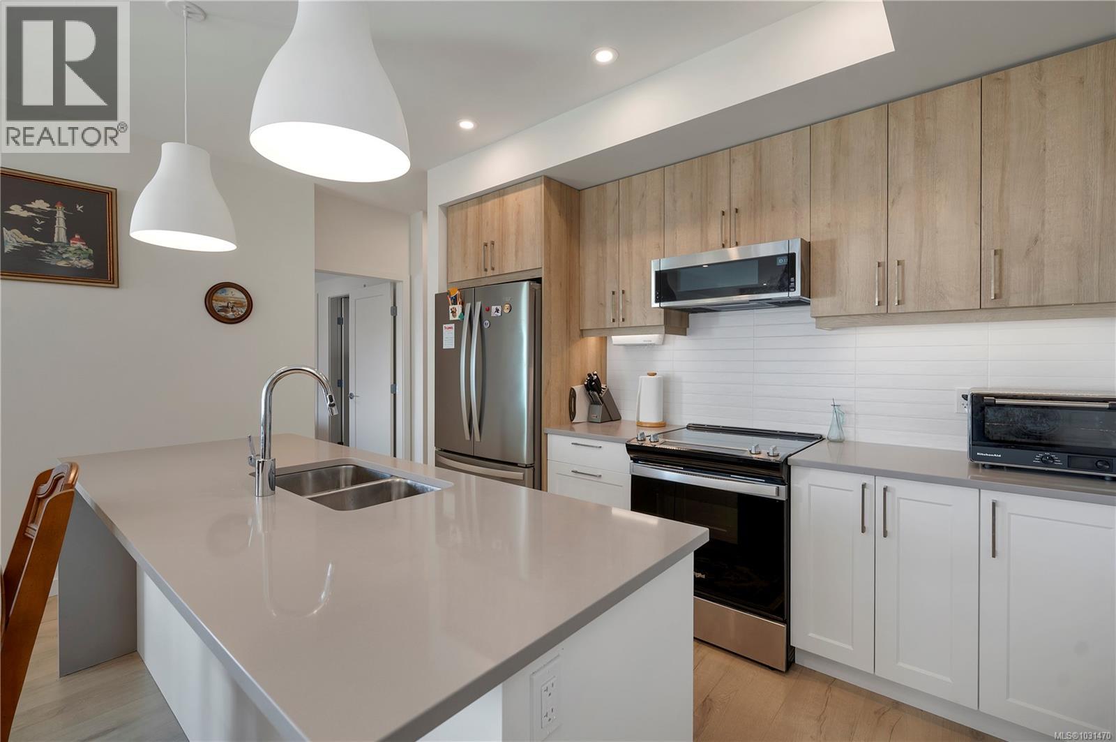 #304 536 Island Hwy S - 4