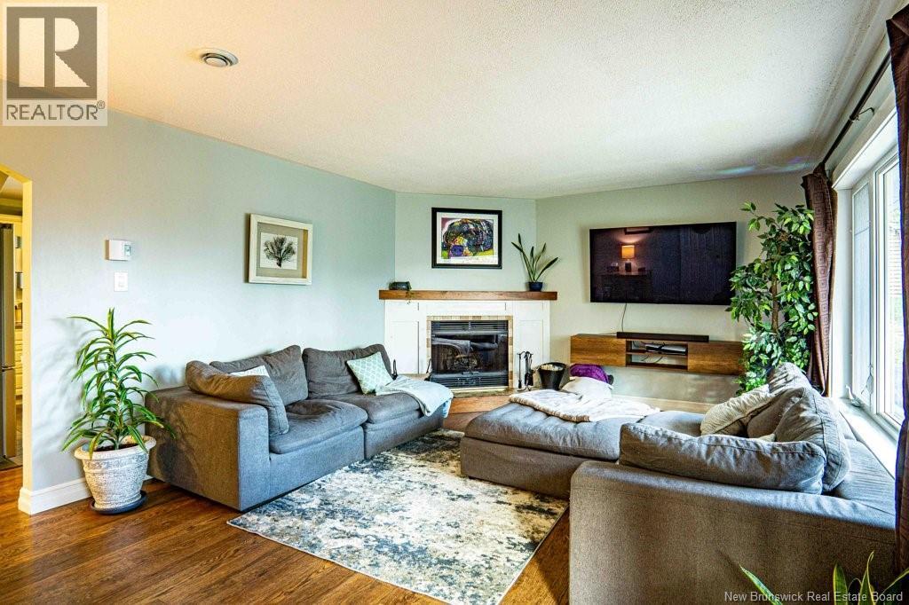 18 HILLSLEIGH COURT - 2