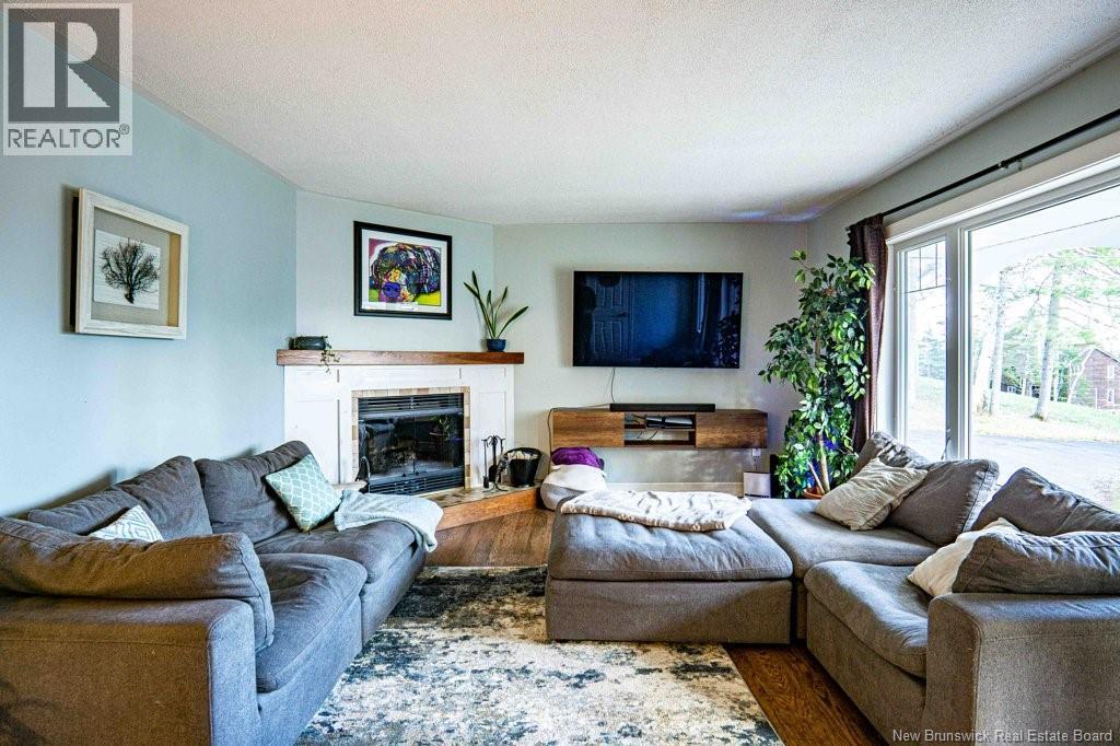18 HILLSLEIGH COURT - 3