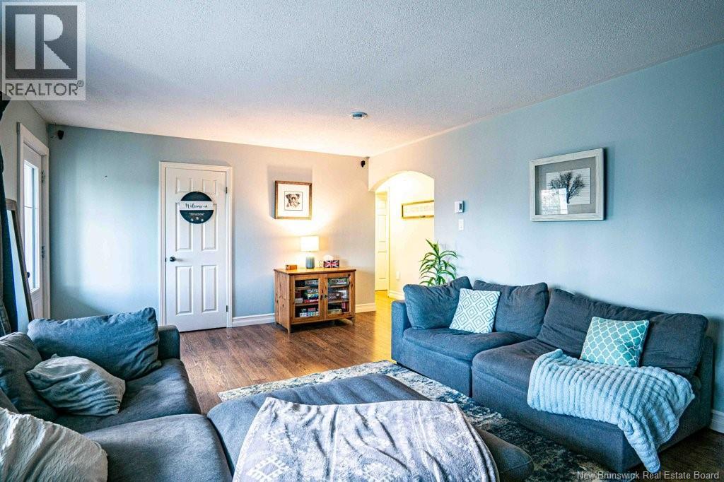 18 HILLSLEIGH COURT - 4