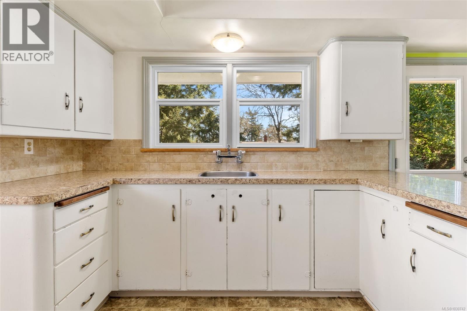 215 Suzanne Pl, View Royal