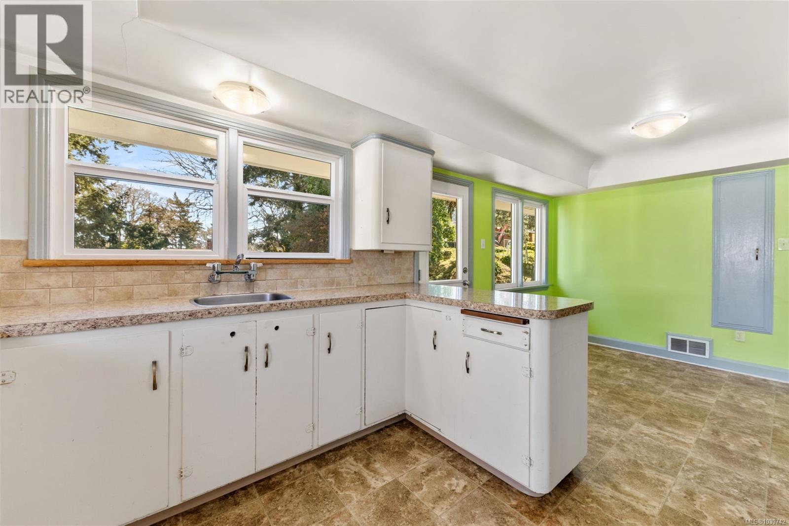 215 Suzanne Pl, View Royal