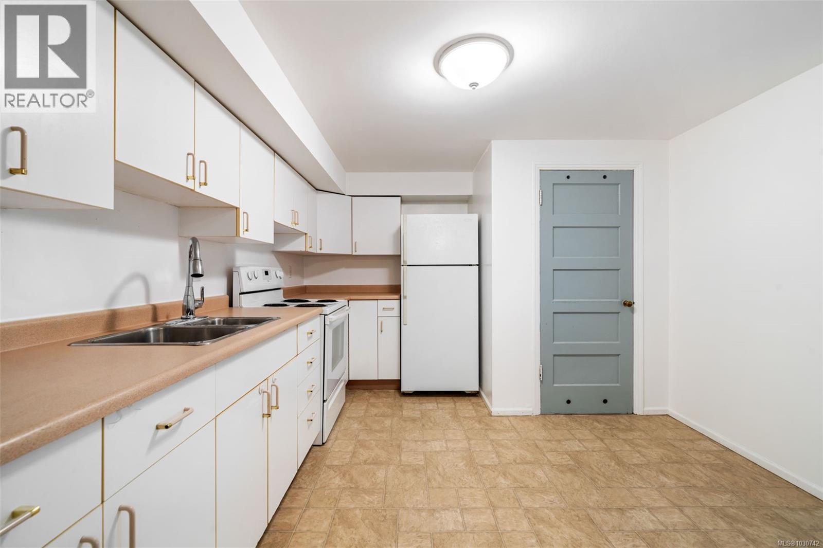 215 Suzanne Pl, View Royal