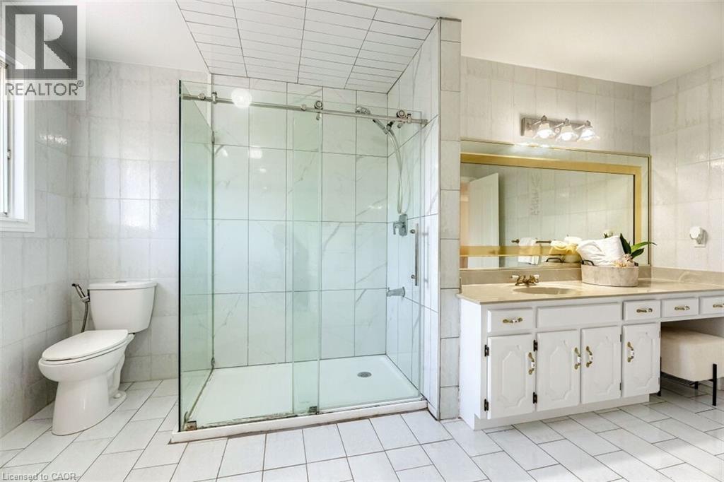 16 VOGUE COURT - 32