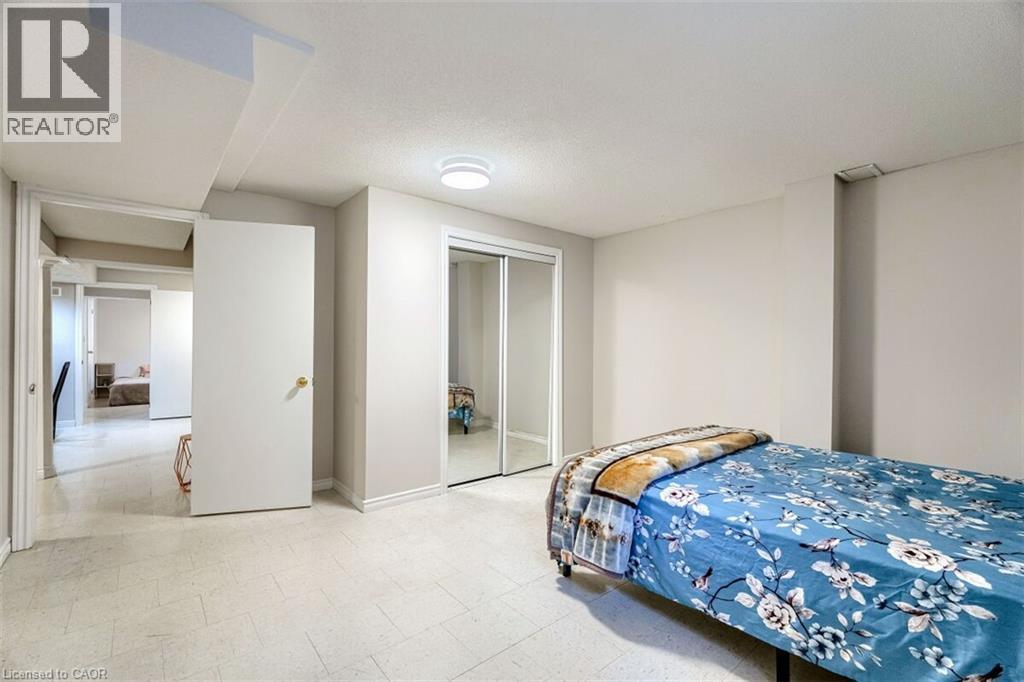 16 VOGUE COURT - 44