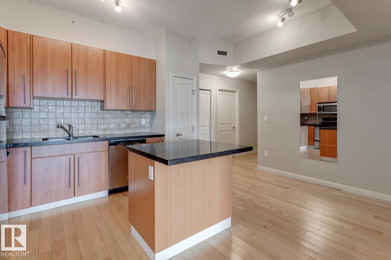 #906 9819 104 ST NW, Edmonton