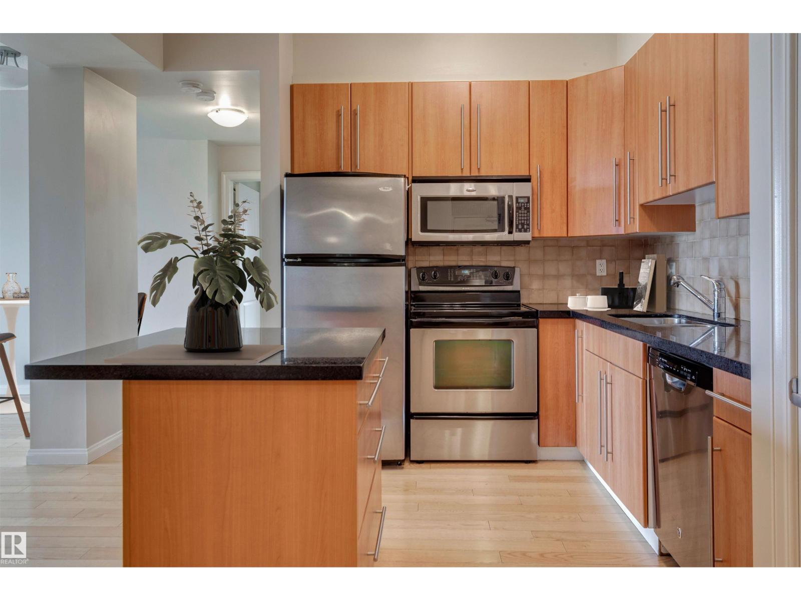 #906 9819 104 ST NW, Edmonton