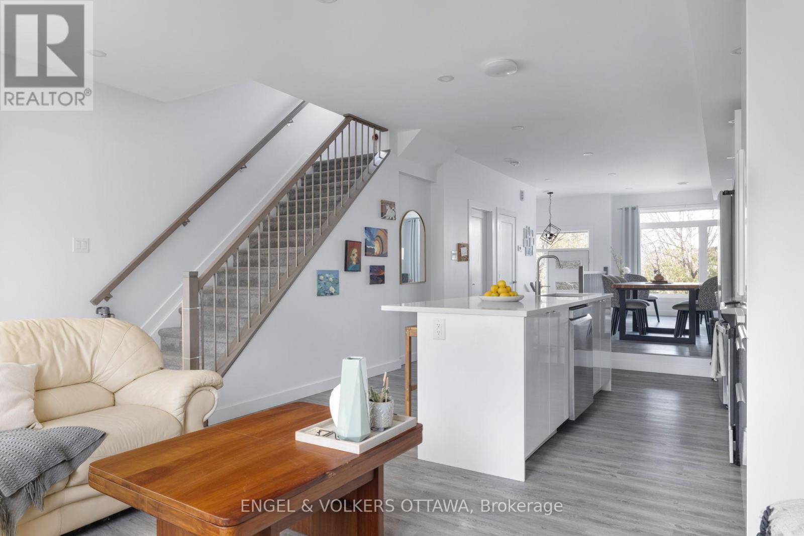 151 LONGPRÉ STREET - 21