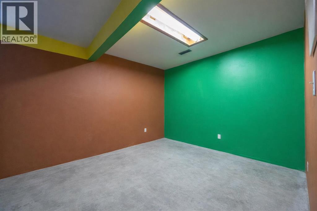 
          317 Banister Drive
            <br/>
            <span>Okotoks</span>
            , 
            <span>AB</span>
             <span>T1S1E4</span>
         - Photo 27