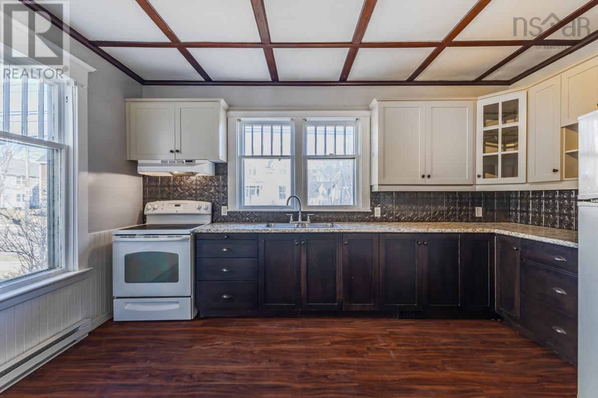 Property 10 of 48 of 104 LORNE Street