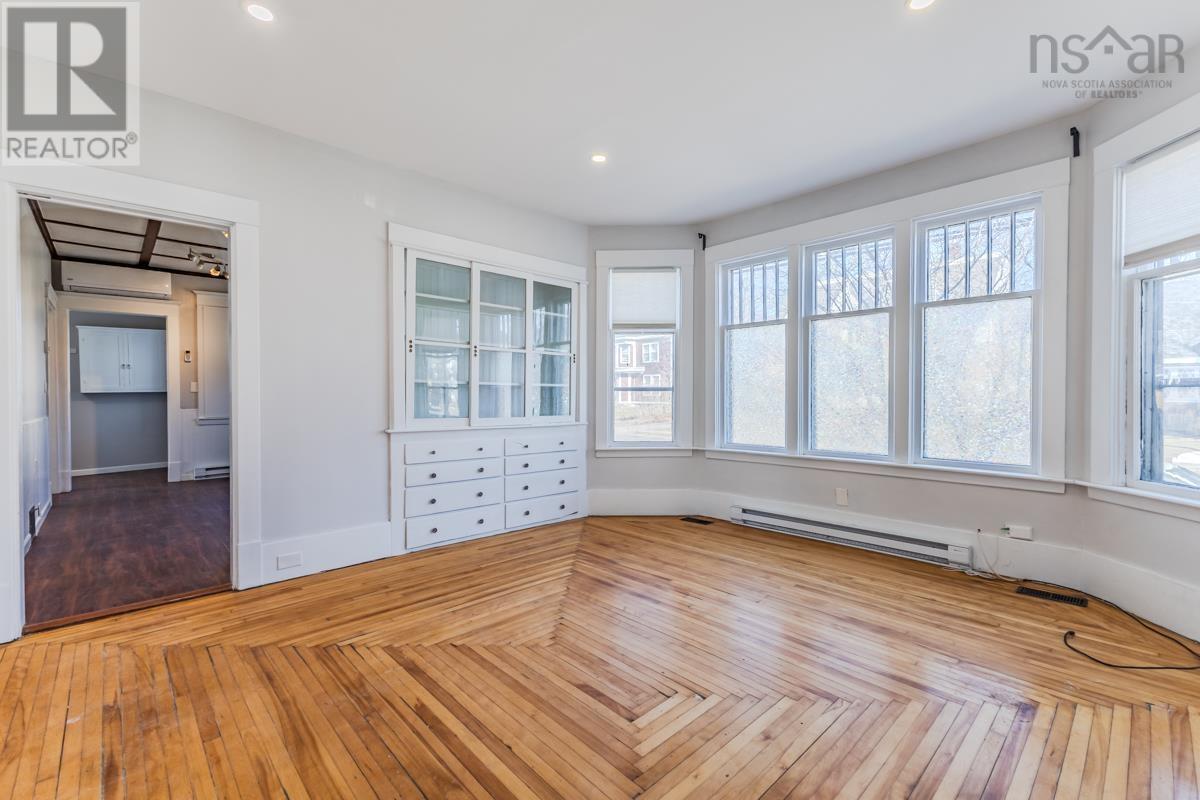 Property 18 of 48 of 104 LORNE Street