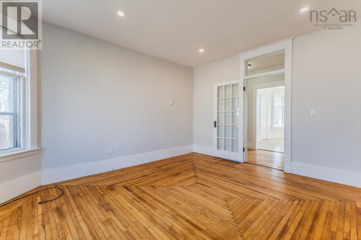 Property 20 of 48 of 104 LORNE Street