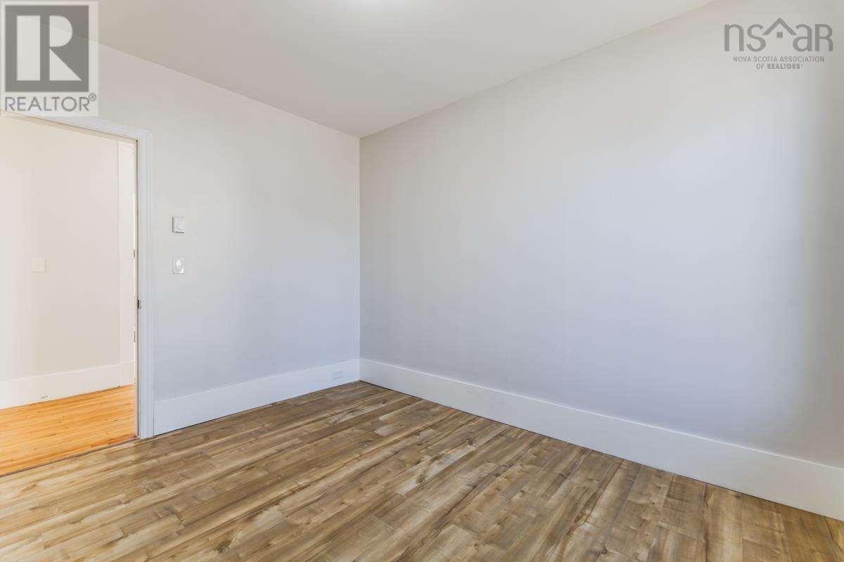 Property 30 of 48 of 104 LORNE Street