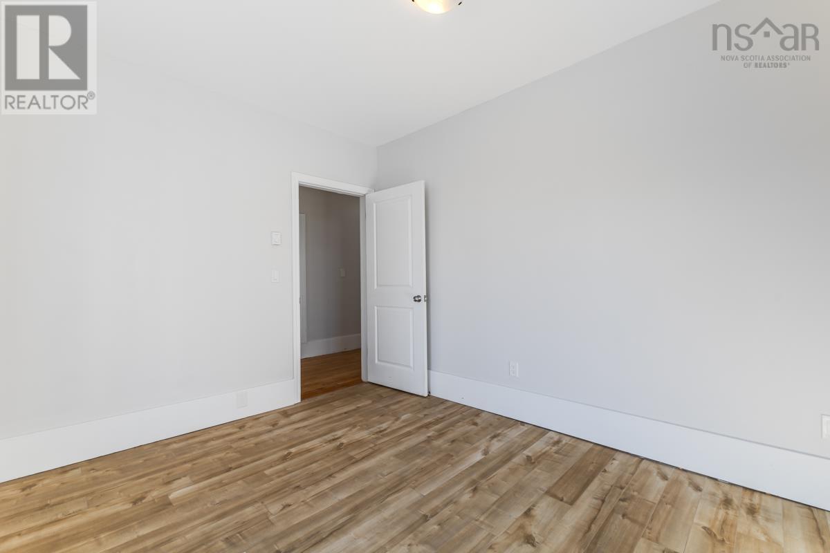 Property 32 of 48 of 104 LORNE Street